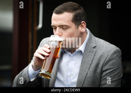 Scottish Conservative Leader Douglas Ross drinks a pint during a visit to a pub on April 26, 2021 in Edinburgh, Scotland. This visit come’s as non-essential shops and businesses including the hospitality sector start to reopen in Scotland as more covid-19 lockdown rules are relaxed. (Photo by Ewan Bootman/NurPhoto) Stock Photo