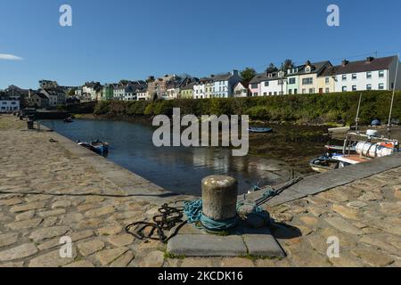A general view of Roundstone Harbour, during the COVID-19 lockdown. On Wednesday, 28 April 2021, in Roundstone, Connemara, Co. Galway, Ireland. (Photo by Artur Widak/NurPhoto) Stock Photo