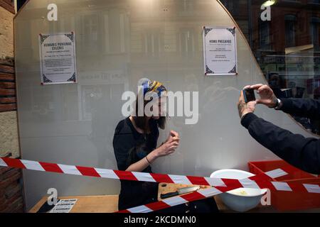 An actress plays in the store front of a comics' library. Disguised culture workers (actors, live artists, dancers, musicians, technicians, etc.),and collectives (Aux Arts etc, Arts en greve...) organized a procession towards a theater expected to become a restaurant or a giant loft to inform people about and to protest against the new reform of unemployment benefits. Culture workers demand also the extension of the white year ('Annee blanche') which extended their unemployment bebefits due to the Covid-19 pandemic. After the procession, artists performed inside sevral shops windows against pr Stock Photo