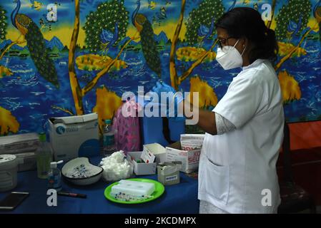 A nurse prepare a dose of COVID-19 vaccine, in Guwahati, Assam, India on Friday, 30 April 2021. India enters the third phase of its coronavirus vaccination program it intends to vaccinate all those aged above 18 years from May 1 in the country. (Photo by David Talukdar/NurPhoto) Stock Photo