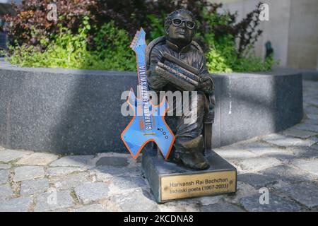 This year, on May 1, a guitar orchestra under the baton of Leszek Cichonski will not play in the Wroclaw market. Due to this year's change of the Guinness Guitar Record date to June 19, 2021. The organizers of the event decided on April 30, 2021 to decorate Wroclaw's gnomes with symbolic guitars. (Photo by Krzysztof Zatycki/NurPhoto) Stock Photo