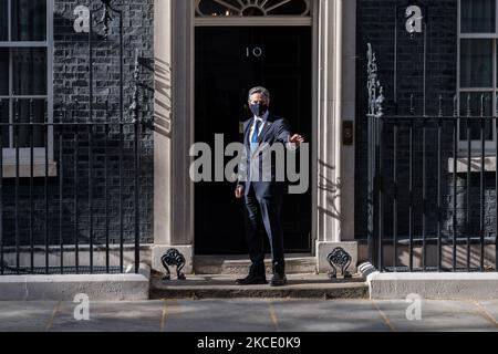 LONDON, UNITED KINGDOM - MAY 04, 2021: U.S. Secretary of State Antony Blinken arrives at 10 Downing Street for talks with British Prime Minister Boris Johnson, on 04 May 2021 in London, England. Secretary Blinken visits London for the G7 Foreign and Development Ministers' Meeting, the first in-person meeting since the COVID-19 pandemic began, to discuss issues such as coronavirus recovery, climate change and growing tensions with Russia and China. (Photo by WIktor Szymanowicz/NurPhoto) Stock Photo