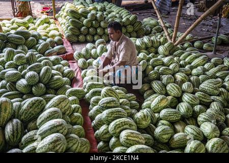 Fruit vendors arrange a display of Watermelons at a wholesale fruit market in Hazaribagh area amid the nationwide lockdown imposed by the authority on May 5, 2021. (Photo by Ahmed Salahuddin/NurPhoto) Stock Photo