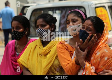 Relatives mourn the death of a family member, who died from the coronavirus disease (COVID-19), outside a mortuary, in New Delhi on May 6, 2021. India reported 4,12,262 new cases and 3,980 deaths in the last 24 hours. India had become the first country in the world to register over 4 lakh infections in a single day on April 30, when it reported 4.08 lakh infections. (Photo by Mayank Makhija/NurPhoto) Stock Photo