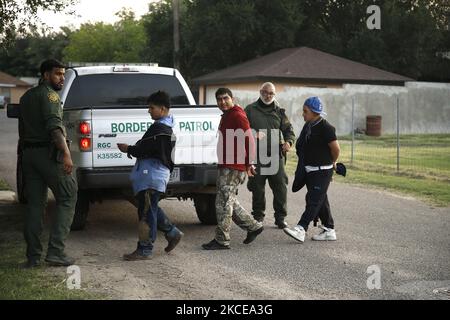 US Border Patrol agents detain illigal migrants on May 10, 2021 in Roma Texas, USA. According to unofficial estimates approximately 200,000 migrants have crossed into the United States along the southern border since February 2021. (Photo by John Lamparski/NurPhoto) Stock Photo