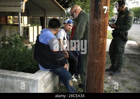 US Border Patrol agents detain illigal migrants on May 10, 2021 in Roma Texas, USA. According to unofficial estimates approximately 200,000 migrants have crossed into the United States along the southern border since February 2021. (Photo by John Lamparski/NurPhoto) Stock Photo