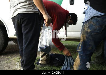 US Border Patrol agents detain illigal migrants on May 10, 2021 in Roma Texas, USA. According to unofficial estimates approximately 200,000 migrants have crossed into the United States along the southern border since February 2021. (Photo by John Lamparski/NurPhoto) Stock Photo