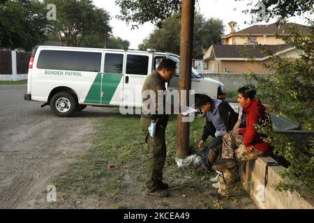 US Border Patrol agents detain illigal migrants on May 10, 2021 in Roma Texas, USA. According to unofficial estimates approximately 200,000 migrants have crossed into the United States along the southern border since February 2021. (Photo by John Lamparski/NurPhoto) Stock Photo