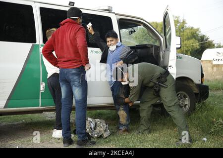 US Border Patrol agents detain illigal migrants on May 10, 2021 in Roma Texas, USA. According to unofficial estimates approximately 200,000 migrants have crossed into the United States along the southern border since February 2021. (Photo by John Lamparski/NurPhoto) Stock Photo