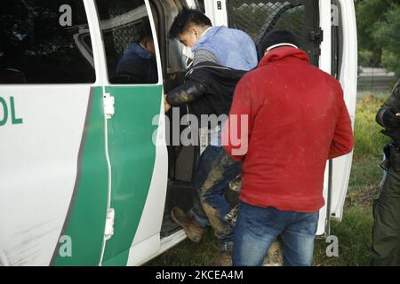 US Border Patrol agents detain illigal migrants on May 10, 2021 in Roma Texas, USA. According to unofficial estimates approximately 200,000 migrants have crossed into the United States along the southern border since February 2021. (Photo by John Lamparski/NurPhoto) Stock Photo