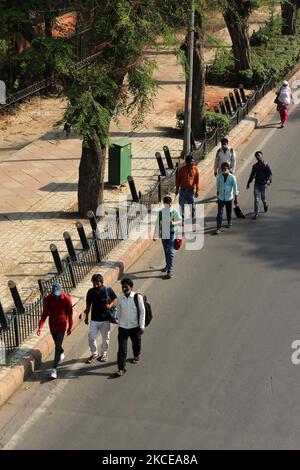 Commuters walk past a deserted road during an extended week long lockdown put in place to curb the spread of coronavirus (Covid-19), on May 10, 2021 in New Delhi, India. According to the new order, several new and stringent curbs will come into force till May 17, including shutting down metro services across all the lines. (Photo by Mayank Makhija/NurPhoto) Stock Photo