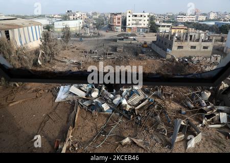 Palestinians inspect site of Israeli strike in Khan Younis Palestinians ...