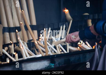 Pilgrims together in the sanctuary, burning candles ,May 13, 2021, in Fátima, Portugal. The May International Anniversary Pilgrimage celebrates the 13 May 1917 apparition of Our Lady to the three shepherds, Lucia, Jacinta and Francisco.? (Photo by Nuno Cruz/NurPhoto) Stock Photo
