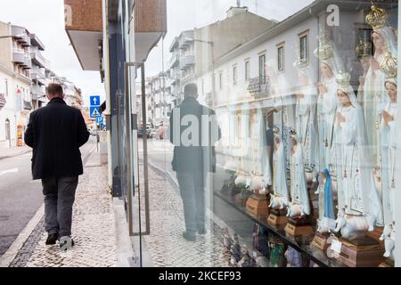 Pilgrims walking on the street ,May 13, 2021, in Fátima, Portugal. The May International Anniversary Pilgrimage celebrates the 13 May 1917 apparition of Our Lady to the three shepherds, Lucia, Jacinta and Francisco.? (Photo by Nuno Cruz/NurPhoto) Stock Photo