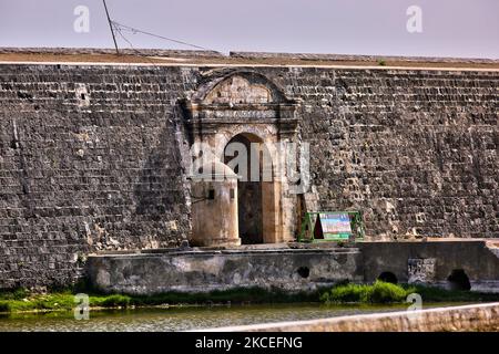 Jaffna Fort in Jaffna, Sri Lanka. Jaffna Fort was built by the Portuguese at Jaffna, Sri Lanka in 1618 under Phillippe de Oliveira following the Portuguese invasion of Jaffna. The fort is located near the coastal village of Gurunagar. Due to numerous miracles attributed to the statue of Virgin Mary in the church nearby, the fort was named as Fortress of Our Lady of Miracles of Jafanapatao (Fortaleza de Nossa Senhora dos Milagres de Jafanapatao). It was captured by the Dutch under Rijcklof van Goens in 1658 who expanded it. In 1795, it was taken over by the British, and remained under the contr Stock Photo