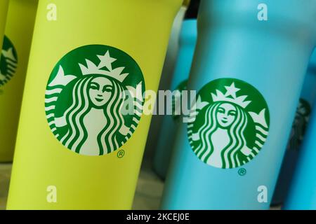 Starbucks Reusable Travel Cup To Go Coffee Cups Stock Photo - Alamy