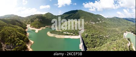 Hong Kong, China, 15 May 2021, A panorama of the Tai Tam reservoir on Hong Kong island. These drinking water reservoirs were built between 1888 and 1917 and are extraordinary architectural works. (Photo by Marc Fernandes/NurPhoto) Stock Photo