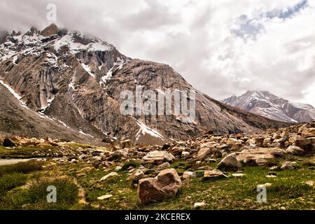 Magnificently sculpted peaks of the Himalayas near the Panzila pass (Panjila pass) in the Suru Valley in Zanskar, Ladakh, Jammu and Kashmir, India. The Panzilla Pass is the highest point between Kargil and Padam. Panzilla pass separates the Suru Valley from the Zanskar Valley. (Photo by Creative Touch Imaging Ltd./NurPhoto) Stock Photo