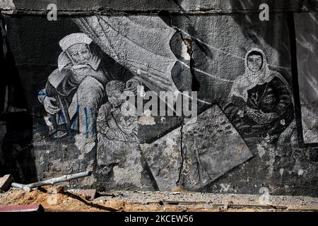 Cracks show on a mural covering the wall of the United Nations Relief and Works Agency (UNRWA) headquarters in Gaza City's Rimal neighbourhood, on May 18, 2021, following Israeli air raids on the Palestinian enclave. - The UN Security Council was to hold an emergency meeting amid a diplomatic push to end the devastating conflict between Israel and Gaza's armed groups that has killed more than 220 people, most of them Palestinians. (Photo by Majdi Fathi/NurPhoto) Stock Photo