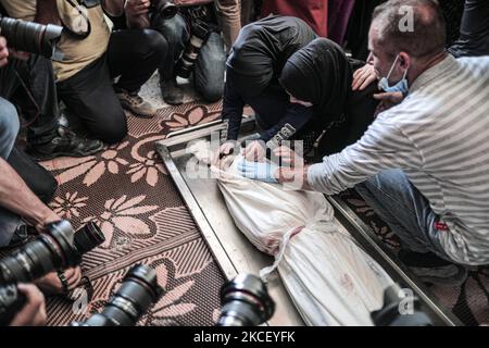 (EDITORS NOTE: Image contains graphic content.) Relatives of Palestinian Diama Assalea, 11, mourn during her funeral following an Israeli air strike amid Israeli-Palestinian fighting, in Jabalia, in the northern Gaza Strip, on May 20, 2021. - Israel and the Palestinians are mired in their worst conflict in years as Israel pounds the Gaza Strip with air strikes and artillery, while Hamas militants fire rockets into the Jewish state. (Photo by Momen Faiz/NurPhoto) Stock Photo