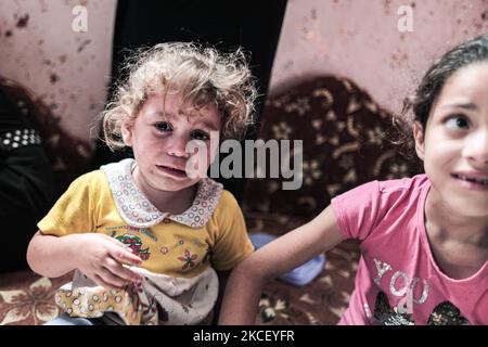 Relatives of Palestinian Diama Assalea, 11, cry during her funeral following an Israeli air strike amid Israeli-Palestinian fighting, in Jabalia, in the northern Gaza Strip, on May 20, 2021. - Israel and the Palestinians are mired in their worst conflict in years as Israel pounds the Gaza Strip with air strikes and artillery, while Hamas militants fire rockets into the Jewish state.(Photo by Momen Faiz/NurPhoto) Stock Photo