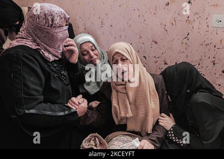 Relatives of Palestinian Diama Assalea, 11, cry during her funeral following an Israeli air strike amid Israeli-Palestinian fighting, in Jabalia, in the northern Gaza Strip, on May 20, 2021. - Israel and the Palestinians are mired in their worst conflict in years as Israel pounds the Gaza Strip with air strikes and artillery, while Hamas militants fire rockets into the Jewish state.(Photo by Momen Faiz/NurPhoto) Stock Photo