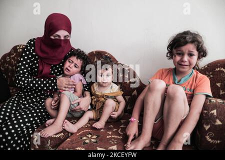 Relatives of Palestinian Diama Assalea, 11, cry during her funeral following an Israeli air strike amid Israeli-Palestinian fighting, in Jabalia, in the northern Gaza Strip, on May 20, 2021. - Israel and the Palestinians are mired in their worst conflict in years as Israel pounds the Gaza Strip with air strikes and artillery, while Hamas militants fire rockets into the Jewish state.(Photo by Momen Faiz/NurPhoto) Stock Photo