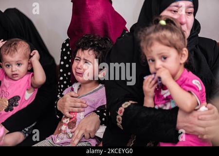 Relatives of Palestinian Diama Assalea, 11, cry during her funeral following an Israeli air strike amid Israeli-Palestinian fighting, in Jabalia, in the northern Gaza Strip, on May 20, 2021. - Israel and the Palestinians are mired in their worst conflict in years as Israel pounds the Gaza Strip with air strikes and artillery, while Hamas militants fire rockets into the Jewish state.(Photo by Momen Faiz/NurPhoto) Stock Photo