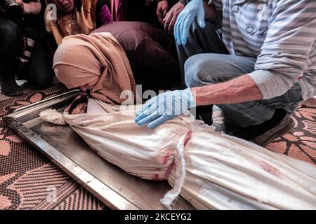 (EDITORS NOTE: Image contains graphic content.) Relatives of Palestinian Diama Assalea, 11, mourn during her funeral following an Israeli air strike amid Israeli-Palestinian fighting, in Jabalia, in the northern Gaza Strip, on May 20, 2021. - Israel and the Palestinians are mired in their worst conflict in years as Israel pounds the Gaza Strip with air strikes and artillery, while Hamas militants fire rockets into the Jewish state. (Photo by Momen Faiz/NurPhoto) Stock Photo