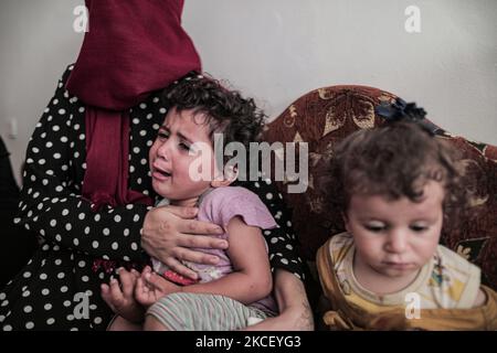 Relatives of Palestinian Diama Assalea, 11, cry during her funeral following an Israeli air strike amid Israeli-Palestinian fighting, in Jabalia, in the northern Gaza Strip, on May 20, 2021. - Israel and the Palestinians are mired in their worst conflict in years as Israel pounds the Gaza Strip with air strikes and artillery, while Hamas militants fire rockets into the Jewish state.(Photo by Momen Faiz/NurPhoto) Stock Photo