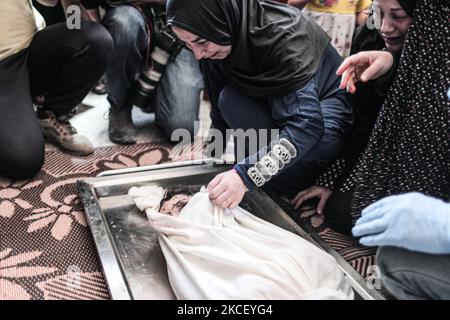 (EDITORS NOTE: Image contains graphic content.) Relatives of Palestinian Diama Assalea, 11, mourn during her funeral following an Israeli air strike amid Israeli-Palestinian fighting, in Jabalia, in the northern Gaza Strip, on May 20, 2021. - Israel and the Palestinians are mired in their worst conflict in years as Israel pounds the Gaza Strip with air strikes and artillery, while Hamas militants fire rockets into the Jewish state. (Photo by Momen Faiz/NurPhoto) Stock Photo