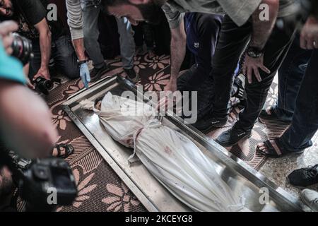 (EDITORS NOTE: Image contains graphic content.) Relatives of Palestinian Diama Assalea, 11, mourn during her funeral following an Israeli air strike amid Israeli-Palestinian fighting, in Jabalia, in the northern Gaza Strip, on May 20, 2021. - Israel and the Palestinians are mired in their worst conflict in years as Israel pounds the Gaza Strip with air strikes and artillery, while Hamas militants fire rockets into the Jewish state. (Photo by Momen Faiz/NurPhoto) Stock Photo