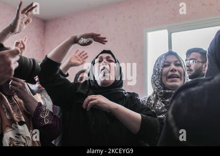 Relatives of Palestinian Diama Assalea, 11, cry during her funeral following an Israeli air strike amid Israeli-Palestinian fighting, in Jabalia, in the northern Gaza Strip, on May 20, 2021. - Israel and the Palestinians are mired in their worst conflict in years as Israel pounds the Gaza Strip with air strikes and artillery, while Hamas militants fire rockets into the Jewish state.(Photo by Momen Faiz/NurPhoto) Stock Photo