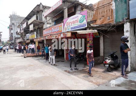 People queue up outside a wine store to buy liquor during a partial curfew to curb the spread of coronavirus (Covid-19) in Noida, outskirts of New Delhi, India on May 20, 2021. (Photo by Mayank Makhija/NurPhoto) Stock Photo
