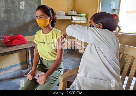 Beneficiaries getting vaccine against COVID-19 coronavirus disease, at a vaccination centre at Hajo in Kamrup District of Assam, india on May 21,2021. (Photo by Anuwar Hazarika/NurPhoto) Stock Photo