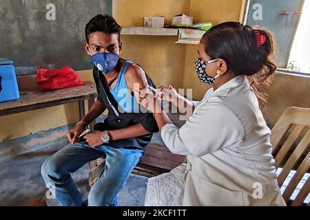 Beneficiaries getting vaccine against COVID-19 coronavirus disease, at a vaccination centre at Hajo in Kamrup District of Assam, india on May 21,2021. (Photo by Anuwar Hazarika/NurPhoto) Stock Photo