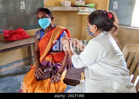 Beneficiaries getting vaccine against COVID-19 coronavirus disease, at a vaccination centre at Hajo in Kamrup District of Assam, india on May 21,2021. (Photo by Anuwar Hazarika/NurPhoto) Stock Photo