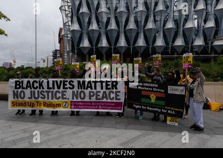 LONDON, UNITED KINGDOM - MAY 22, 2021: Demonstrators gather in front of the U.S. Embassy in London to mark the first anniversary of the murder of George Floyd by a police officer in Minneapolis, which sparked a global wave of demonstrations and the resurgence of the Black Lives Matter movement, on 22 May, 2021 in London, England. (Photo by WIktor Szymanowicz/NurPhoto) Stock Photo