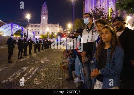 English supporters celebrate in the city of Porto for the final of the UEFA Champions League - Manchester City vs Chelsea FC, on May 29, 2021 in Porto, Portugal. (Photo by Rita Franca/NurPhoto) Stock Photo