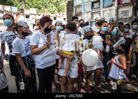 Relatives of Lilibeth Valdez mourn during her burial at a cemetery in Quezon City, Philippines, on June 4, 2021. Valdez, 52, was shot in the neck by drunk police master sergeant Hensie Zinampan on May 31. The killing was captured on video by the victim’s grandson.(Photo by Lisa Marie David/NurPhoto) Stock Photo