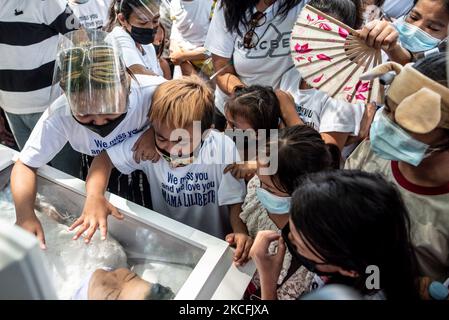 Relatives of Lilibeth Valdez mourn during her burial at a cemetery in Quezon City, Philippines, on June 4, 2021. Valdez, 52, was shot in the neck by drunk police master sergeant Hensie Zinampan on May 31. The killing was captured on video by the victim’s grandson.(Photo by Lisa Marie David/NurPhoto) Stock Photo