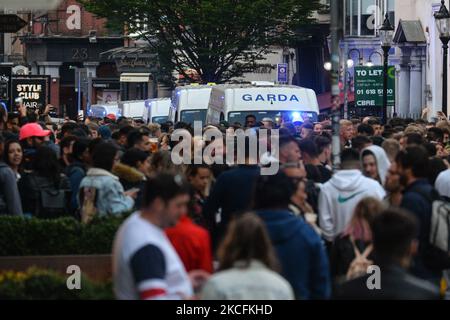 Members of Gardai (Irish Police) enforce coronavirus restrictions and relocate people from South William Street in Dublin. On Friday, 4 June 2021, in Dublin, Ireland. (Photo by Artur Widak/NurPhoto) Stock Photo