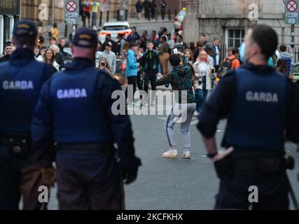 Members of Gardai (Irish Police) enforce coronavirus restrictions and relocate people from South William Street in Dublin. On Friday, 4 June 2021, in Dublin, Ireland. (Photo by Artur Widak/NurPhoto) Stock Photo