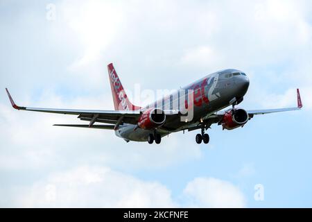 Jet2 Holidays Boeing 737-8K5 G-JZHB on final approach in to East Midlands Airport. Saturday 5 June 2021. (Photo by Jon Hobley/MI News/NurPhoto) Stock Photo