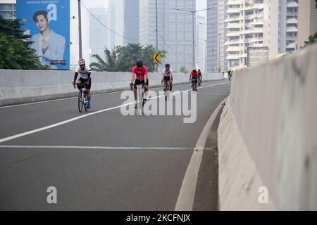 A road bike user tries to cross the Kampung Melayu-Rubber Non-Toll Flyover, Jakarta on June, 6, 2021. The Provincial Government (Pemprov) of Jakarta made a trial rule for the 3.7 kilometer Non-Toll Flyover (JLTN) towards Kampung Melayu-rubber as a special lane for road bike cyclists every weekend, the Non-Toll Flyover Policy (JLNT) for road bikes the bike is not for non-road bike cyclists which is open from 5 to 8 am, so that residents can enjoy a quiet road in the city center without any disturbance from other vehicles. (Photo by Dasril Roszandi/NurPhoto) Stock Photo