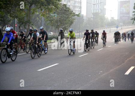 A road bike user tries to cross the Kampung Melayu-Rubber Non-Toll Flyover, Jakarta on June, 6, 2021. The Provincial Government (Pemprov) of Jakarta made a trial rule for the 3.7 kilometer Non-Toll Flyover (JLTN) towards Kampung Melayu-rubber as a special lane for road bike cyclists every weekend, the Non-Toll Flyover Policy (JLNT) for road bikes the bike is not for non-road bike cyclists which is open from 5 to 8 am, so that residents can enjoy a quiet road in the city center without any disturbance from other vehicles. (Photo by Dasril Roszandi/NurPhoto) Stock Photo