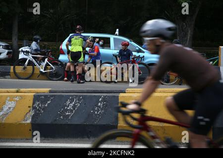 A road bike user tries to cross the Kampung Melayu-Rubber Non-Toll Flyover, Jakarta on June, 6, 2021. The Provincial Government (Pemprov) of Jakarta made a trial rule for the 3.7 kilometer Non-Toll Flyover (JLTN) towards Kampung Melayu-rubber as a special lane for road bike cyclists every weekend, the Non-Toll Flyover Policy (JLNT) for road bikes the bike is not for non-road bike cyclists which is open from 5 to 8 am, so that residents can enjoy a quiet road in the city center without any disturbance from other vehicles. (Photo by Dasril Roszandi/NurPhoto) Stock Photo