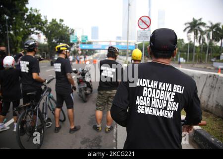 The Bicycle Community held a 'Blackday' action to protest the Road Bike lane on the Non-Toll Flyover (JLNT) in Kasablanka Jakarta, Indonesia on June 13, 2021. The Jakarta Transportation Agency will accommodate all proposals given by various parties in making new rules for users of Road Bikes and ordinary bicycles such as mountain bikes and folding bicycles. (Photo by Dasril Roszandi/NurPhoto) Stock Photo