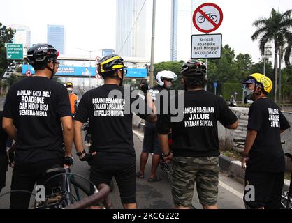 The Bicycle Community held a 'Blackday' action to protest the Road Bike lane on the Non-Toll Flyover (JLNT) in Kasablanka Jakarta, Indonesia on June 13, 2021. The Jakarta Transportation Agency will accommodate all proposals given by various parties in making new rules for users of Road Bikes and ordinary bicycles such as mountain bikes and folding bicycles. (Photo by Dasril Roszandi/NurPhoto) Stock Photo