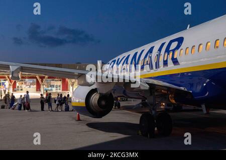 Passengers are seen boarding on a Boeing 737-800 aircraft with registration EI-EFN of Ryanair, the Irish Low Cost Airline Carrier at Chania Airport CHQ in Crete Island in Greece after the sunset. Travelers need to have prove of vaccination or Covid-19 Coronavirus negative test and wear a mandatory face mask, a measure because of the pandemic. Crete is a popular holiday destination. Chania, Greece on June 13, 2021 (Photo by Nicolas Economou/NurPhoto) Stock Photo